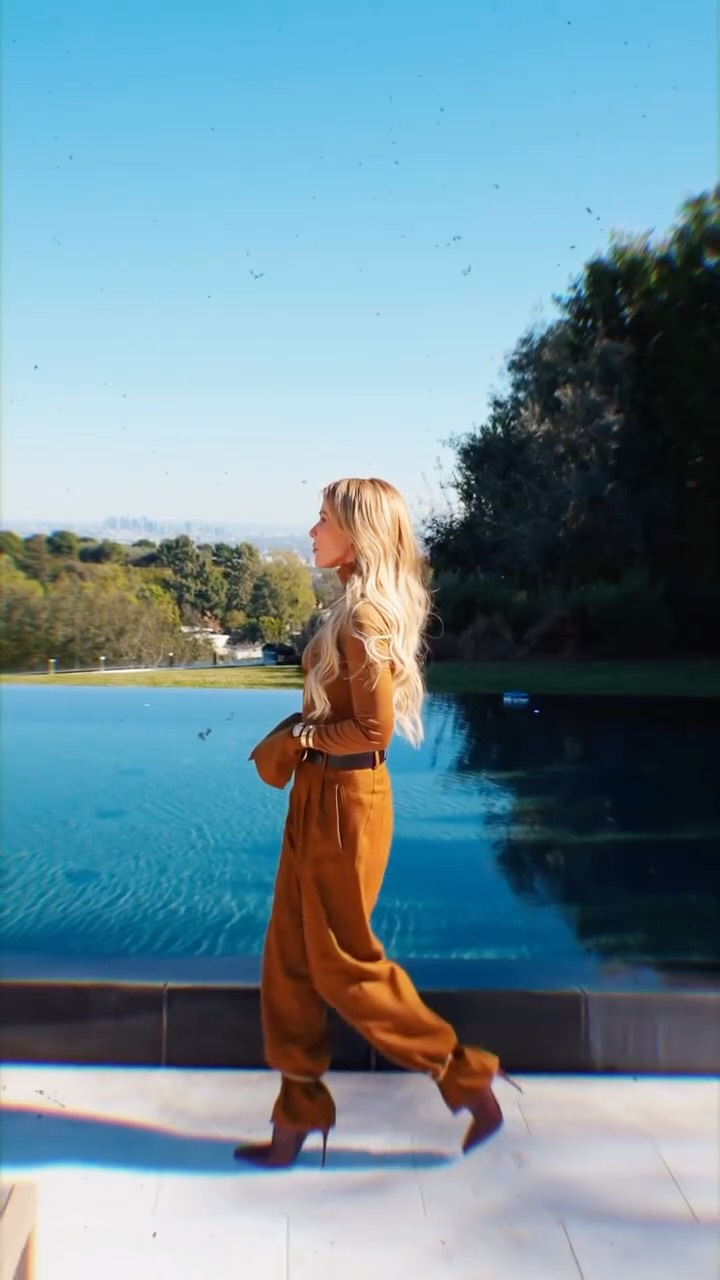 This is rare… this lower Bel Air estate that checks every box you could imagine ✨

Over an acre of breathtaking city views and next-level luxury amenities. 890 Linda Flora Drive ✨

Contact info@tracytutor.com for more.

890 Linda Flora Drive, Bel Air
7 Bd | 9 Ba | 9,171 Sq Ft | 1.13 Acres
Offered at $23,490,000

Listed by @tracytutor @drew.fenton @azizahrowen @nicholeshanfeld

@compass • 01326769
@carolwoodrealestate • 01317962