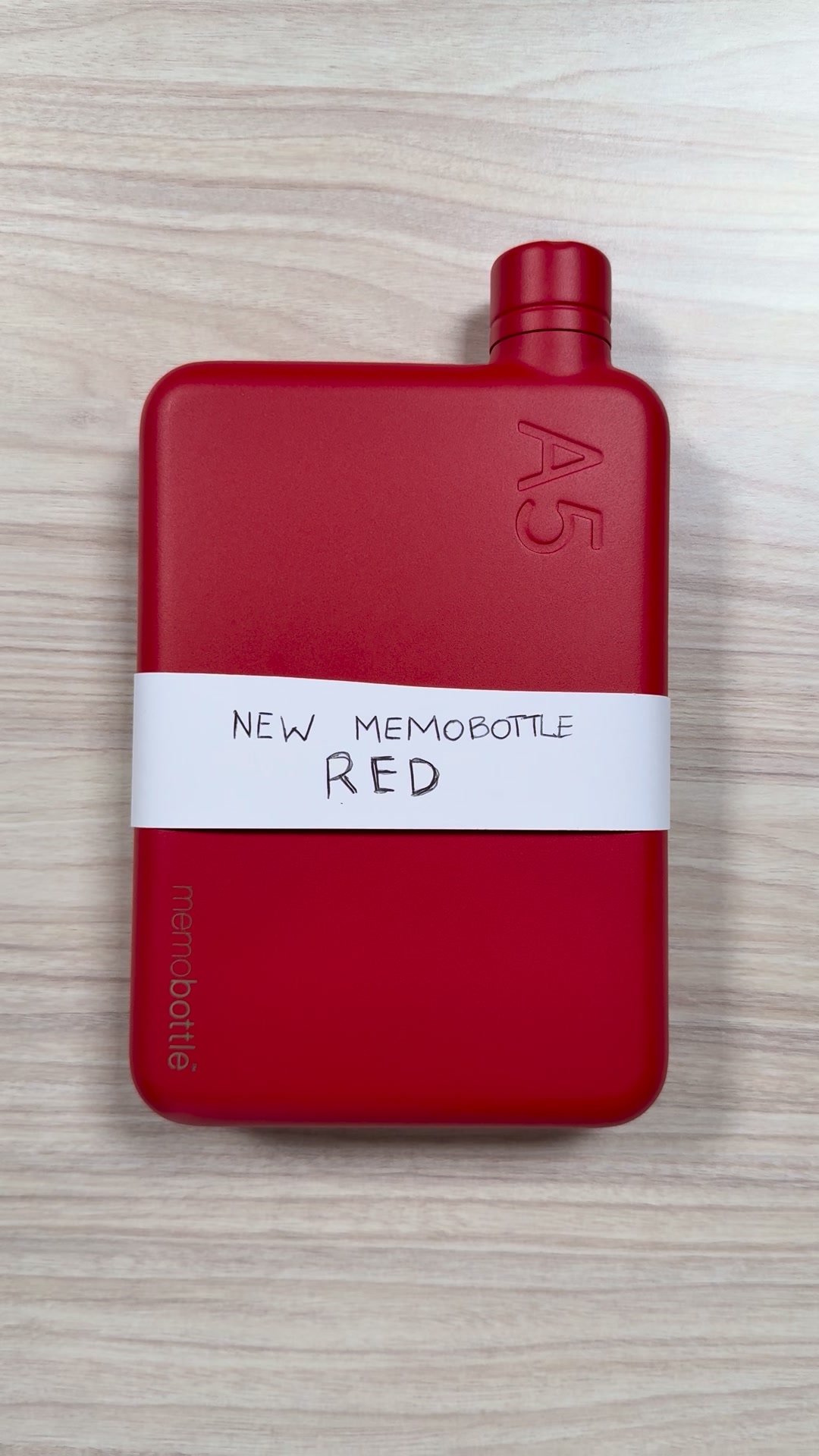 Living in our resourceful era ✨ 

Introducing the new Stainless Steel memobottle in Red – designed to conveniently lay flat against laptops, books, and your other daily essentials, so you can easily hydrate on-the-go.

Limited quantities available, so get in quick (don't say we didn't warn you)!

Explore the range now at memobottle.com