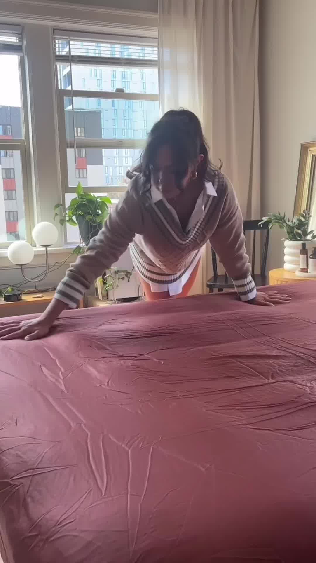 I finally tried these viral eucalyptus sheets from Eucalypso — and the results absolutely blew my mind.
- Cooling & temperature regulating
- Incredibly soft & silky smooth
- Hypoallergenic & gentle on skin
- Lightweight yet cozy
- Made from 100% certified TENCEL™ Lyocell