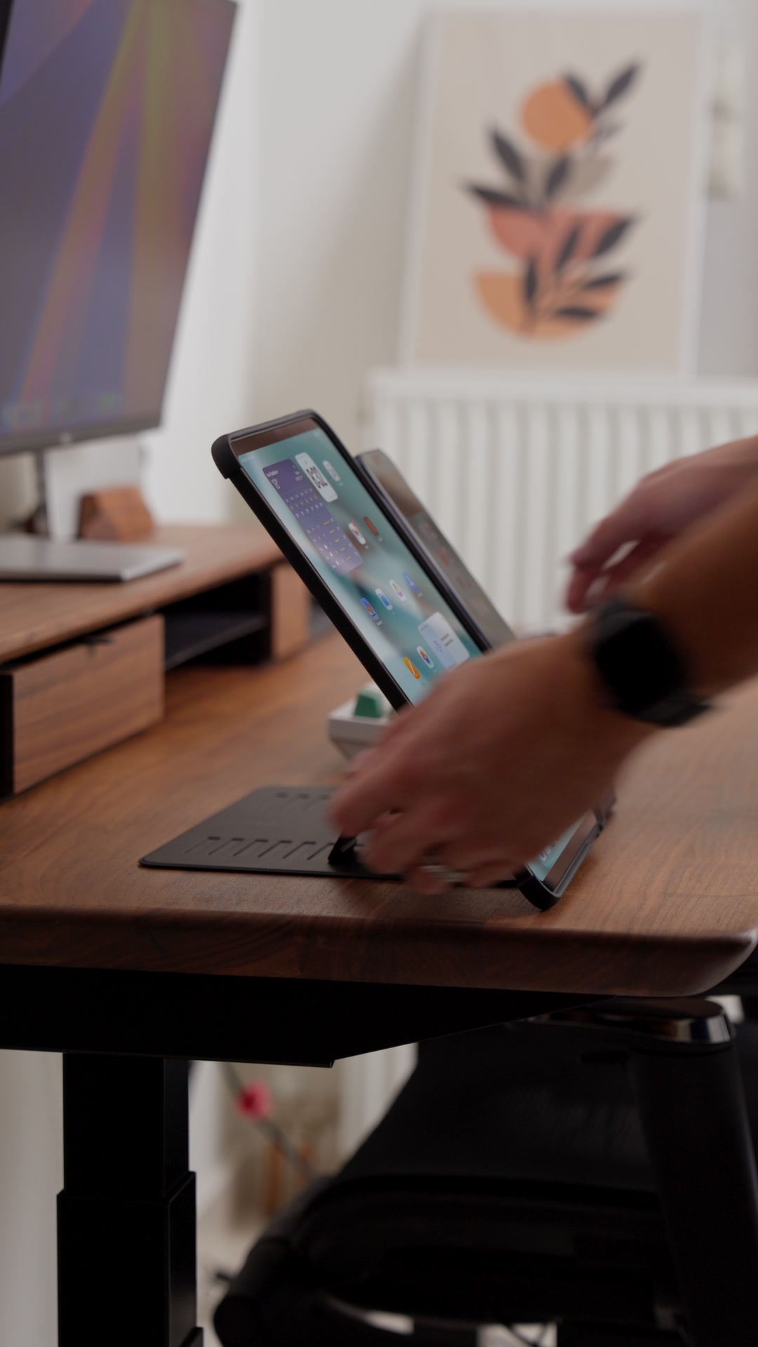 Introducing the Zugu 360 Case.
Crafted for users who want the very best in design and function.
Detach the magnetic shell to position your iPad vertically or horizontally and hold your iPhone in place.
Elevate every part of your setup.