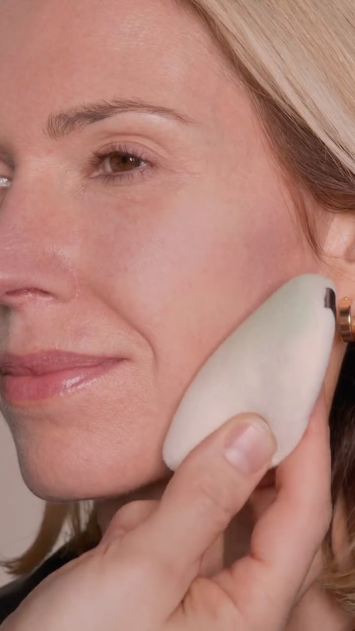 Redness correction in seconds with Mint Ultra-Blur Setting Powder.
 
Available in-stores and online at @sephora.