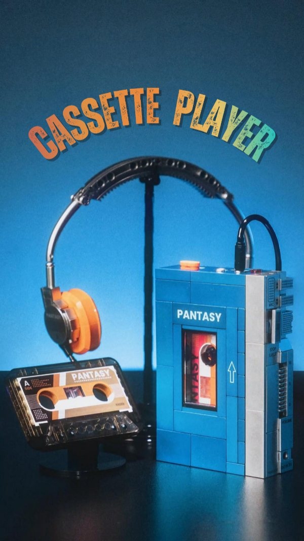 𝑪𝒂𝒔𝒔𝒆𝒕𝒕𝒆 𝑷𝒍𝒂𝒚𝒆𝒓: The golden age of music is packed into a single cassette

Rock’s fire, jazz’s ease, folk’s whispers, and pop’s lightness can all be felt ✨

Our 1980s-inspired 𝑪𝒂𝒔𝒔𝒆𝒕𝒕𝒆 𝑷𝒍𝒂𝒚𝒆𝒓 brings it to life 💙 Metallic blue finish, tactile buttons, a pop-open lid, and the “𝑯𝑶𝑻 𝑳𝑰𝑵𝑬” button is fully pressable. Swap the tapes, plug in your headphones, and let the music take you somewhere else 🎧

The Cassetts Player set is 𝒏𝒐𝒘 𝒂𝒗𝒂𝒊𝒍𝒂𝒃𝒍𝒆 𝒐𝒏 𝑨𝒎𝒂𝒛𝒐𝒏, ready to bring some retro vibes into your space!

#Pantasy #PantasyBricks #Bricks #CassetePlayer #AFOL #MOC #Toys #RetroVibes