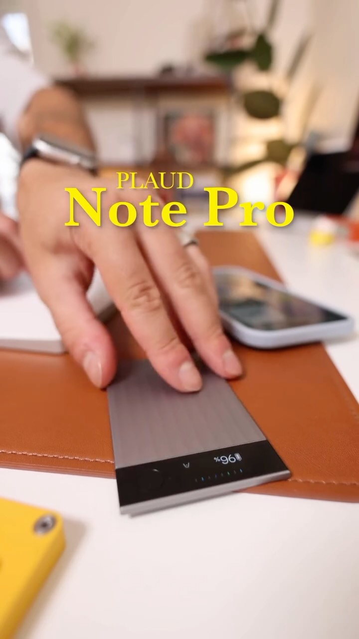 🎙️ Mon cheat code pour ne plus jamais prendre de notes avec le @plaud_official Note Pro
 
Du matos soigné, bien intégré dans l’écosystème Apple (avec le réseau Localiser svp 🖤), et cette expérience de carnet de note automatique de plus en plus complète… 
 
C’est cool de voir des boîtes faire du matos sensé et réellement utile avec l’IA, et c’est un plaisir de faire cette collaboration commerciale avec eux.

Vous avez le lien dans ma bio pour précommander le Note Pro avec son nouvel écran, et sinon, Plaud fait des promo’ avec jusqu’à -20% en ce moment sur ses autres appareils. ✨

#plaud #plaudnotepro #ai