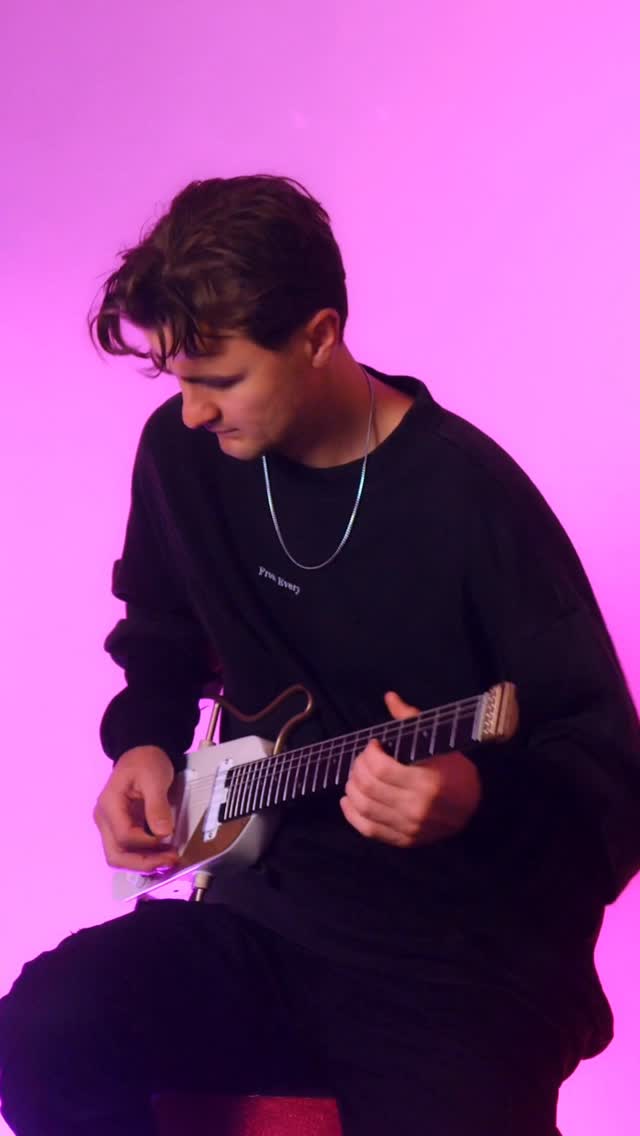 A Silent Guitar? 🤔

This guitar is called Hush X pro by @donnermusic_official 
You can add your headphones directly into the guitar and change effects while only hearing it yourself. Use my discount code: JensJulius 

Check it out in my bio 🎸

#donnermusic #donnerhush #hushxpro 
#smartguitar #musicgear