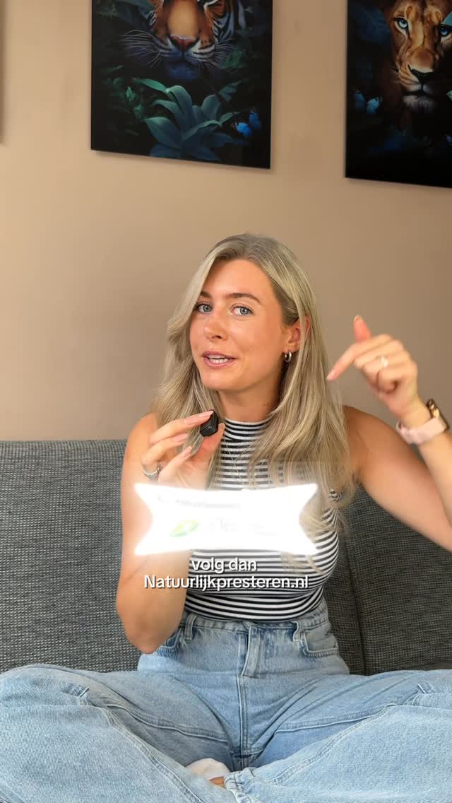 Voor het slapengaan nog “even” scrollen? Niet zo’n goed idee. 

Je remt je melatonine-aanmaak, jaagt je stress omhoog en slaapt oppervlakkiger. 

Leg je telefoon weg, niet je slaap 😴

➡️ Volg @natuurlijkpresteren.nl voor meer van dit soort video’s. 

#gezondheid #scrollen #doomscrolling #slapen #moe