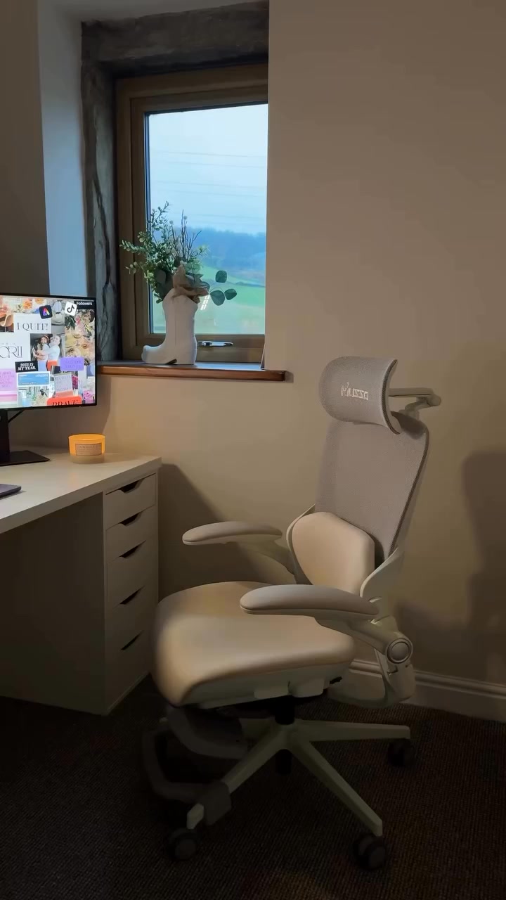 Working from home full-time means we basically live in our office chairs, so getting to try out the Musso E80 chair has been a dream ✨