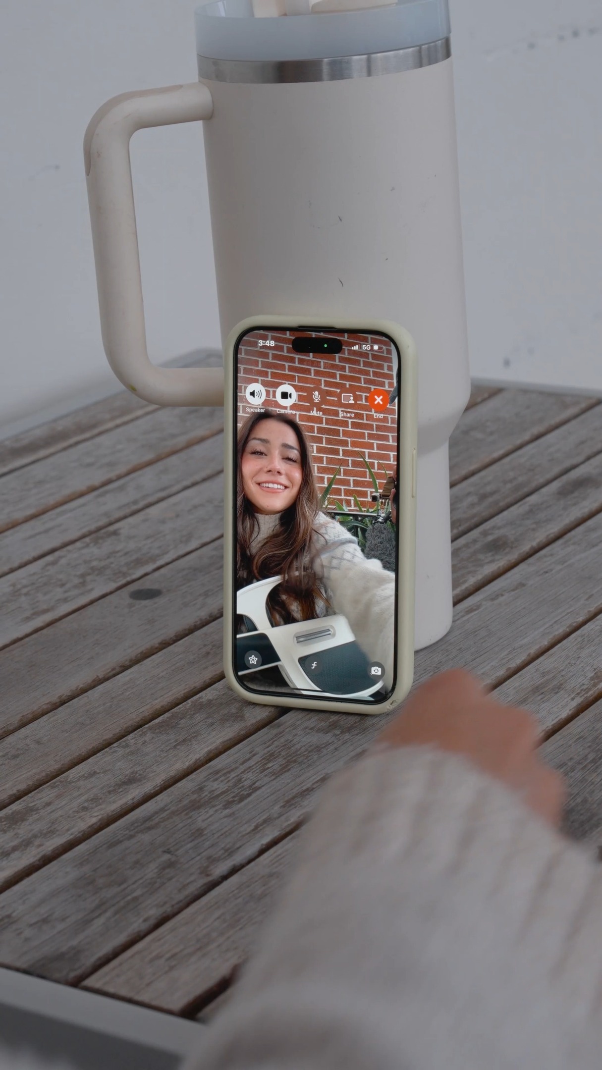 He knows i love to sing. so he got me something that travels with me everywhere 💕

Music became our way to stay close, even from far away.

#liberlive #valentinespecial❤️ #liberlivec1 #stringlessguitar