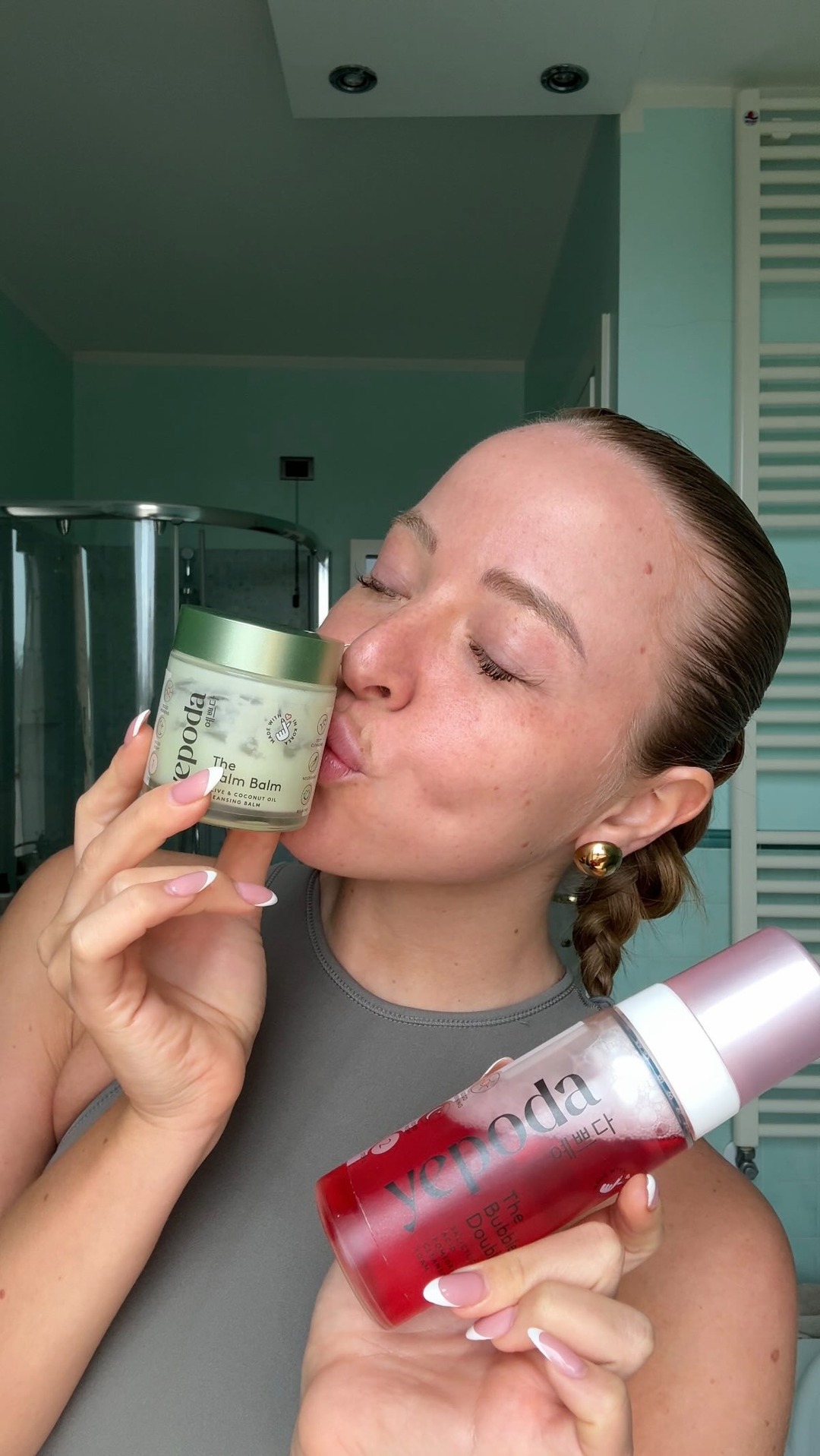 Lo ammetto: sono facilissima da influenzare🙋♀️
Vedevo questi prodotti ovunque
La combo The Calm Balm + The Bubble Double è incredibile e perfetta anche per chi come me è sempre di corsa e vuole risultati immediati :)
Avevano ragione….vale assolutamente la pena
Qual è quel prodotto virale che avete comprato e amato? Consigliatemi nei commenti! 👇
@yepoda #yepoda #kbeauty #skincareroutine #koreanskincare adv