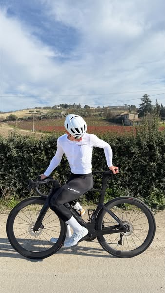 Non è solo stile, è scienza. La Aero Jersey presenta maniche intere con texture a costine 3D che incanalano l'aria lungo tutto il braccio, riducendo drasticamente la resistenza.
✅ Corpo in seta di latte ultra-liscio.
✅ Sicurezza Totale: Rifrangenti e stampa distanza di sicurezza 2.0m.
Progettata per tagliare l'aria. Costruita per proteggerti.