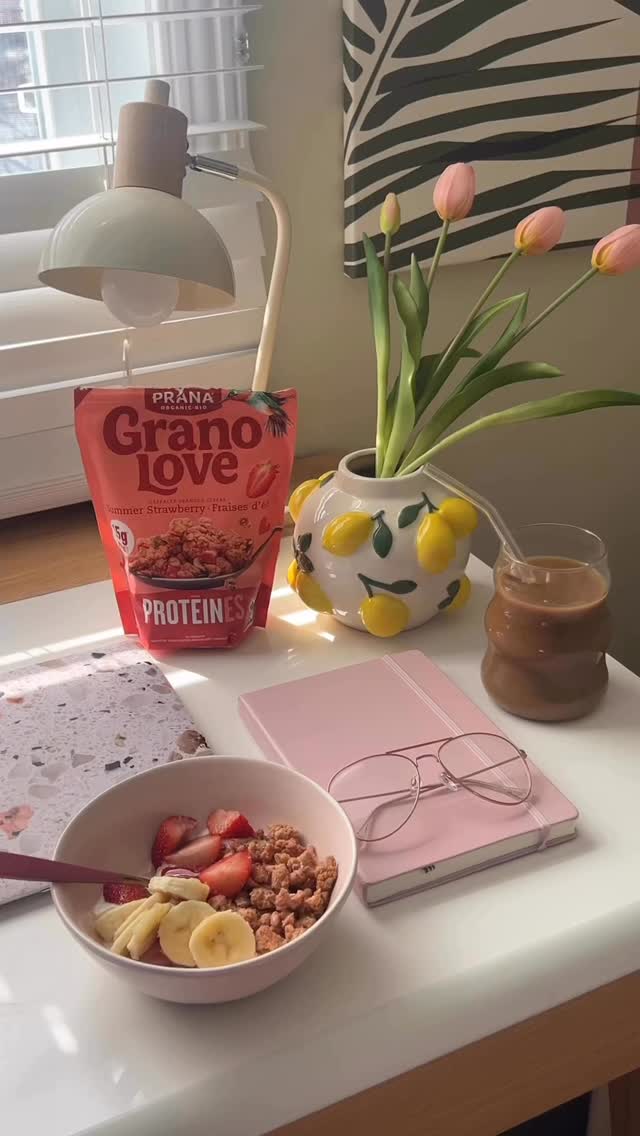 Routine du matin avec mes granolas préférés de la gamme Granolove de @pranafoods 😍— pub

Même quand je suis pressée, j’aime prendre le temps de faire mes rituels quotidiens et de manger un bon déjeuner!

La gamme Granolove est offerte en 3 saveurs toutes plus délicieuses les unes que les autres. 🤩 

Les granolas contiennent 15 g de protéines végétales et 9 g de fibres par portion 🫶🏼 c’est parfait pour un déjeuner ou une collation rapide, savoureuse et nutritive. 🥰 Les essayer, c’est les adopter, j’vous le dis. J’adore!!! 🩷