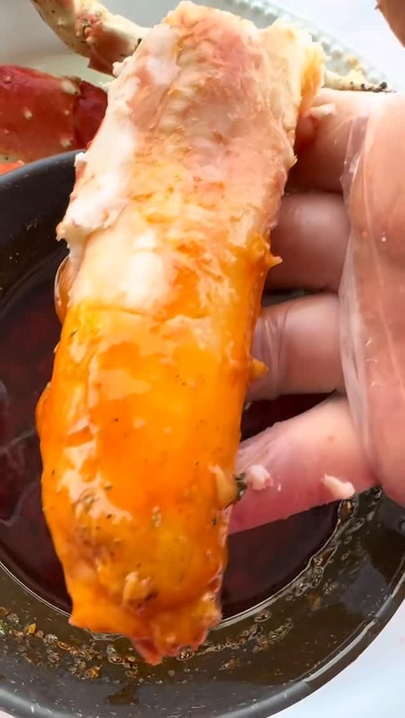 Pro King Crab Picking method 😈💯

#seafood #asmrfood #crablegs