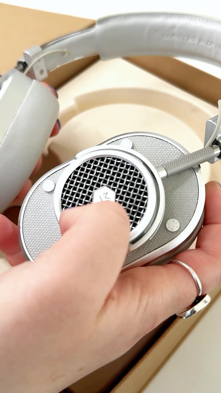 A closer look at the tactile details and textures that make MH40 Wireless Headphones special. Sound on for an unboxing of the headphones of your dreams. 💫✨