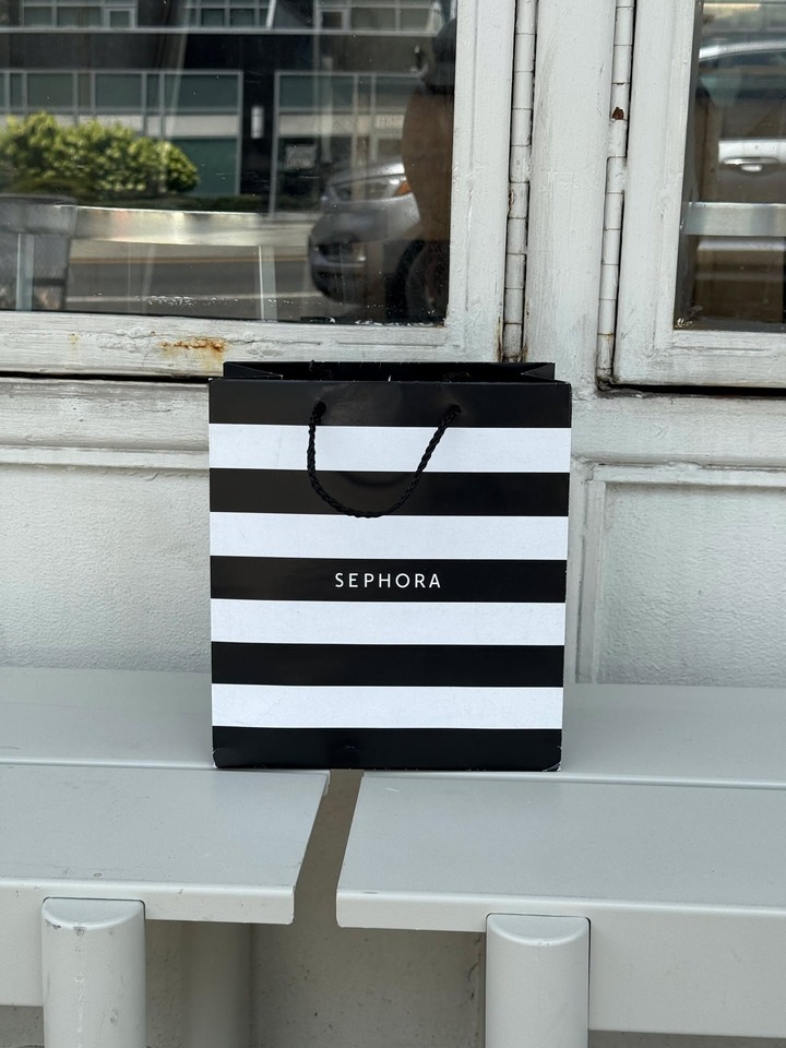 The question Sofie hears every day: what makeup won’t break me out?

Here’s the acne-safe winter routine Sofie recommends to her clients at the studio — as always, start with your favorite skin prep 😉 

All products available at Sephora.