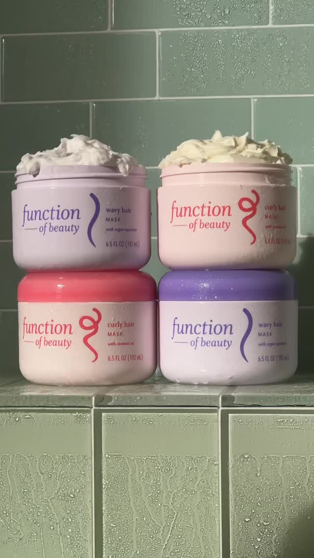 💡 DYK: Curly and wavy hair types don’t just lose moisture, they lose it faster. More bends = more places for moisture to escape. That’s why a hair mask is essential in your routine (especially in the winter) 🌀💧