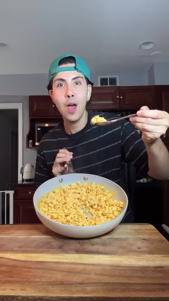 🧀 5-Minute Mac & Cheese Fix! 🧀
Craving comfort food without the guilt? This quick, cheesy snack packs 24g of protein and has 85% fewer carbs than traditional mac.