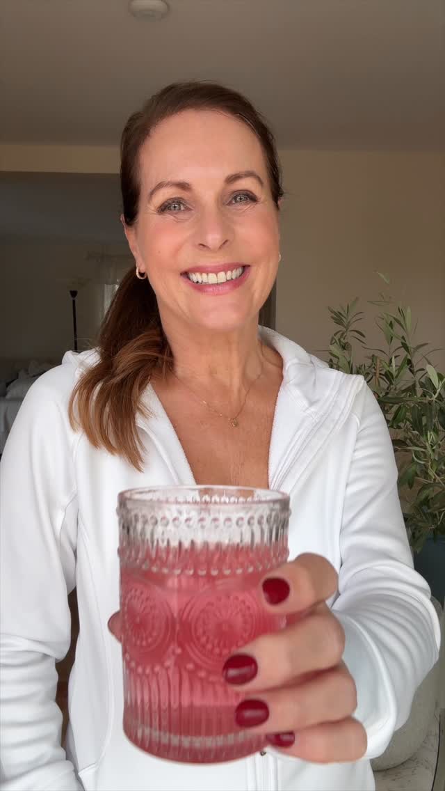 ⸻

Meine Morgenroutine 🌿
Ein paar Dehnübungen zum Wachwerden – und dann mein tägliches Highlight: der WellBe Beauty-Kollagen-Drink ✨
Einfach ins Wasser einrühren, leckerer Waldbeer-Geschmack und fertig 💗

Früher fühlte ich mich morgens oft steif und meine Haut wirkte müde. Heute starte ich viel leichter in den Tag und liebe diesen frischen Glow ✨
WellBe kombiniert bioaktive Kollagenpeptide mit Hyaluron, MSM, Vitamin C, Zink & Biotin – genau das, was mein Körper jeden Morgen gut gebrauchen kann.

Für mich mehr als ein Produkt: eine Marke, der ich vertraue 🤍 @wellbe.de 

#morningroutine #wellbe #kollagen #beautyfromwithin #glow #selfcare #healthyhabits #startindenTag