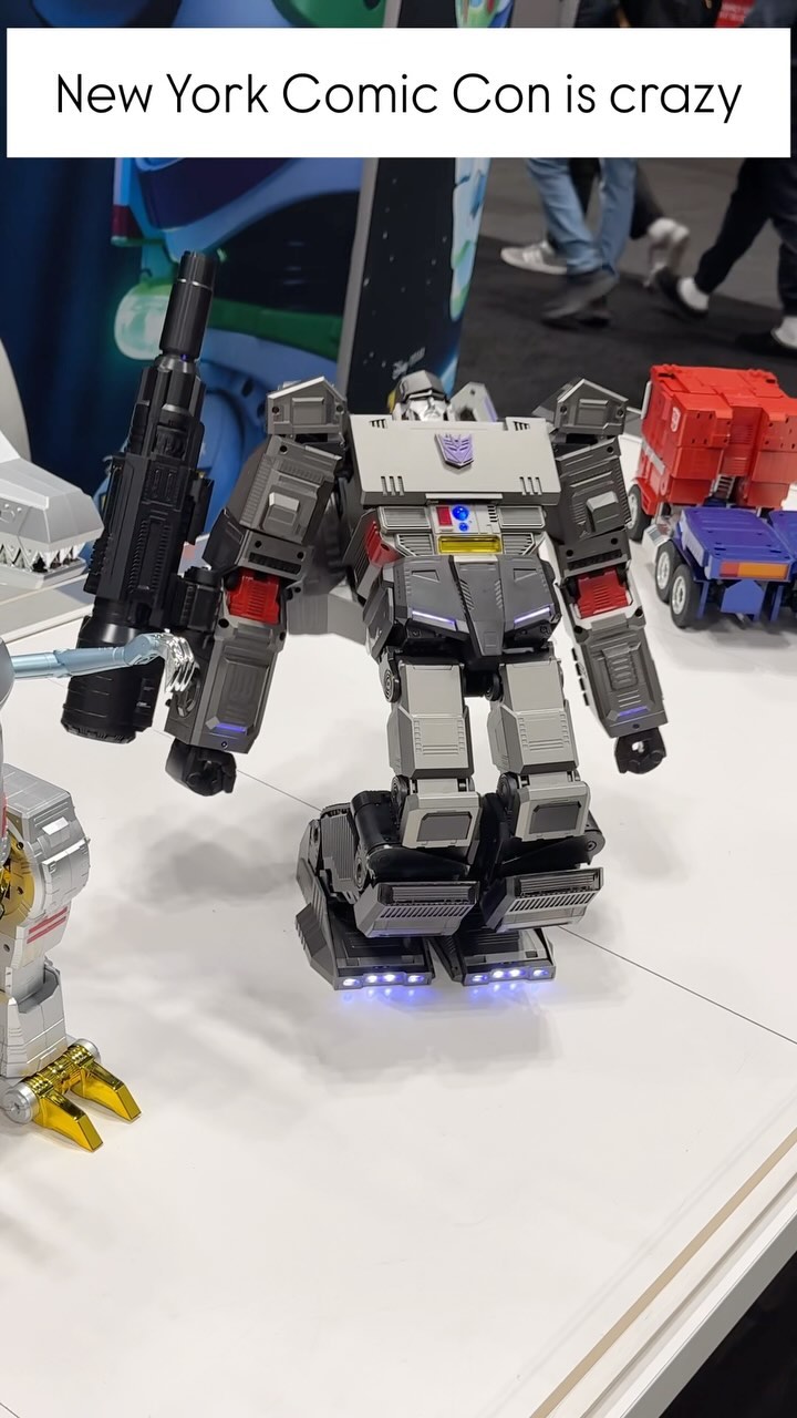 I need one like now @robosenofficial 

#robosen #megatron #optimus #prime #transformers #robots #fyp #nycc #newyorkcomiccon