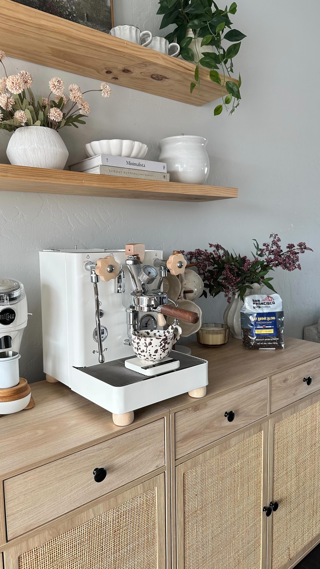 Good coffee hits different when you know where it comes from ☕️
I’ve been loving this one lately — link in my bio if you want to try it 🤍