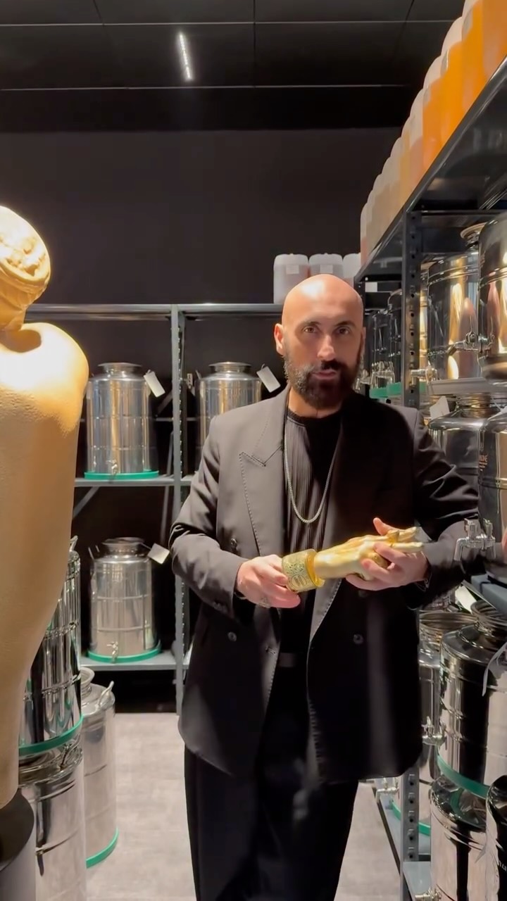 Un bosco è un luogo ricco di saggezza e di mistero, dove la natura sembra parlare con la sua tranquillità e la sua bellezza.

SACRESTIE DES ARBRES
Extract de Parfum 100ml

Evoluzione armonica:
Soggetto: vaniglia, vetiver, benzoino, incenso resinoide, ambretta, ambra
Contro soggetto: Rosa damascena, legno guaiaco
Coda: Pino essenza, legno cedro Virginia, incenso, menta