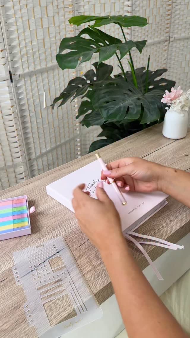 Weekly planning in my A5 Essential Planner ✨

Compact enough for my handbag, spacious enough for my whole week.

🤔 What planner will you be using in 2026?