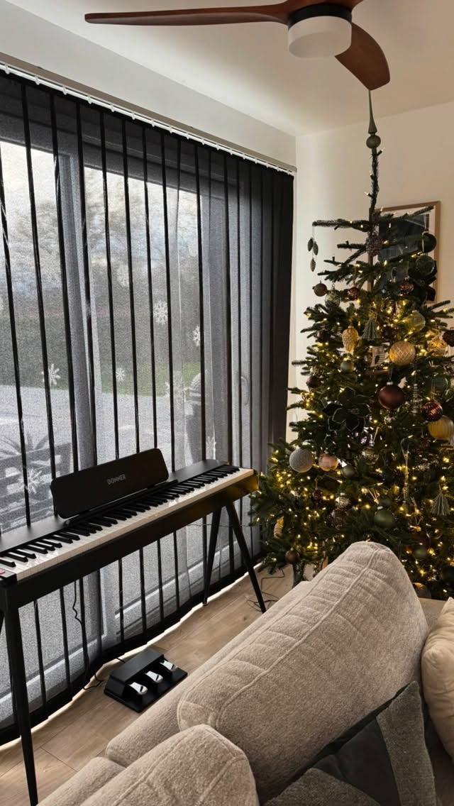 Merci beaucoup @donnermusic.fr grâce à vous on va pouvoir apprendre le piano à la maison
Et je voulais un modèle qui s’harmonise parfaitement dans la décoration intérieur et c’est parfait 
Le modèle est épuré et le son est clair et de haute qualité 
Maxence va pouvoir apprendre le piano 
Et vous vous jouez des instruments de musique? 
Je vous met le lien du piano http://donnnermusic.sjv.io/55Ram2
Belle journée et beau week end 
.
#deco #decoração #decoración #decor #home #homestyle #homeswethome #homeinteriors #interiør #interiordesign #interiors #piano #donnermusic #music #musica #sweets #decoration #decor #noiretbois