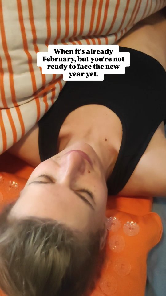 I'd rather stay hidden here a little longer! 😃😂

Ad: Here I am, lying under 1000 blankets (because it's freezing cold in my flat in southern Spain in February) and relaxing on my shaktimat 

The rainy weather and the news make me want to just lie here a little longer. ☺️

And that's okay. Sometimes you just need a little extra relaxation, and luckily I find that on my shaktimat The many little spikes ensure that my nervous system relaxes and my energies recharge. 🙏🏽

With my code ‘IN-MARIE10’ you can now save 10% on all shaktimat products. Link in my story.

And it gets even better: for Valentine's Day, there is now 15% off the premium mat, cushion and set in amber. The 10% code applies on top of the 15% on the website. ❤️

Love to you all
Marie
❤️