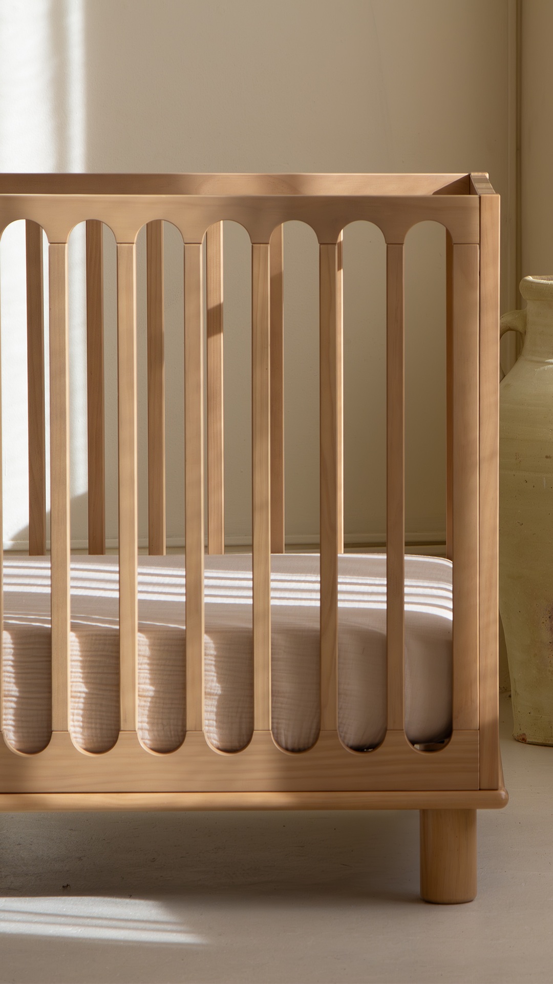 An art statement for your nursery 🎨Iconic arches. Italian inspiration 😍
With its signature arched details, the Sicily is the award-winning crib your nursery has been waiting for.