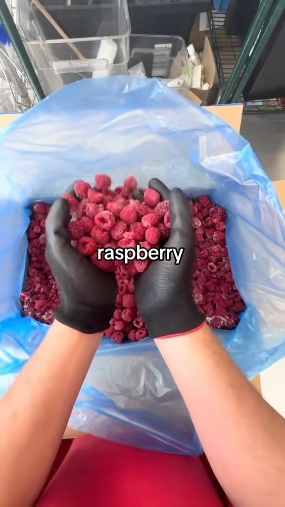We got there in the end 😅 our British Raspberry & Lime Pops are fruity, zingy and the perfect combination of berries and citrus!

(Also…part 1 is on tiktok lol)

#fyp #reels #handmade #raspberries #chef #icepops #pola #icecream #sorbet