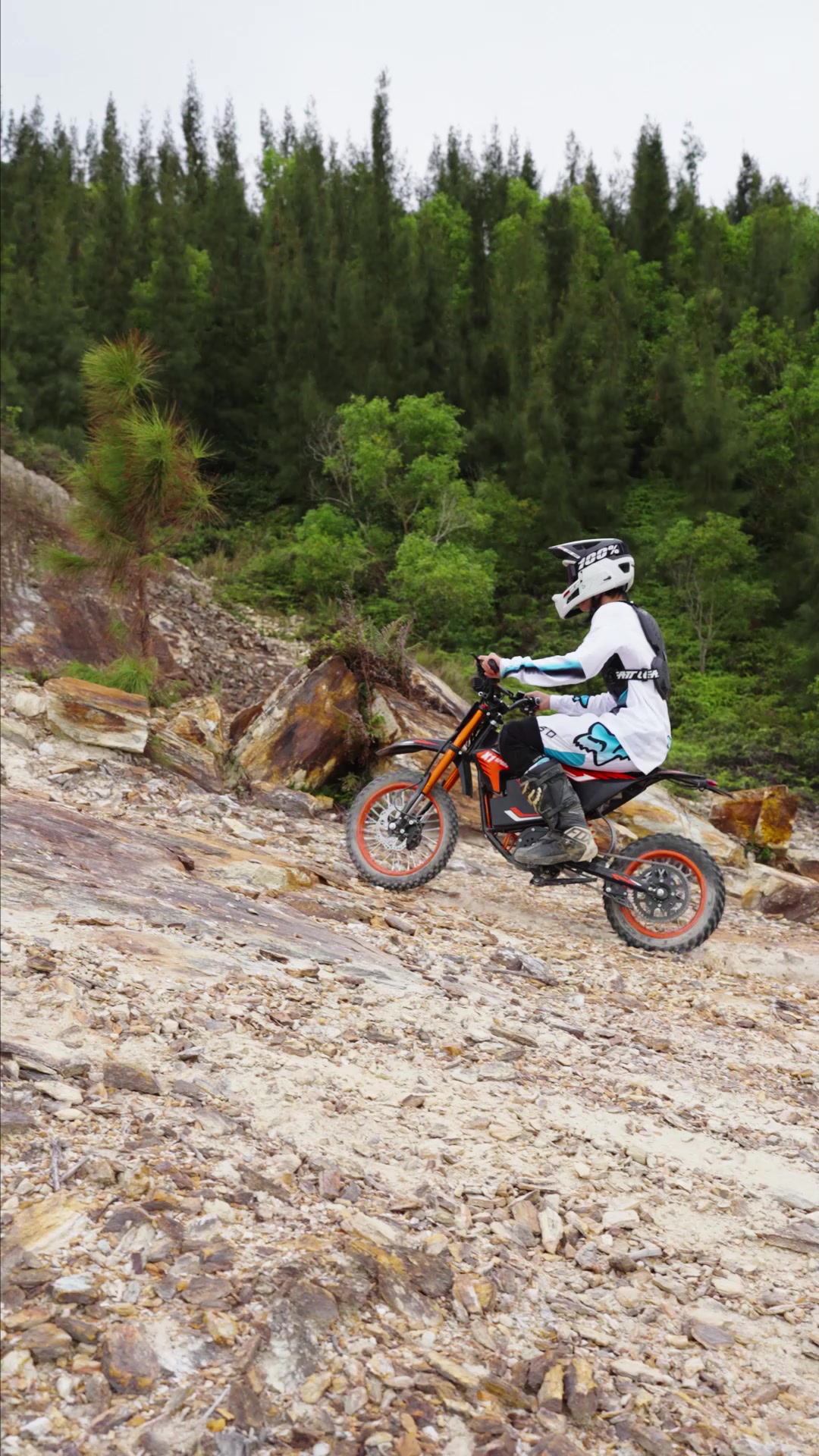 🖤 This is not a “friendly” machine.
The 4500W peak motor is aggressive by nature. ⚡
The 1728Wh battery exists for longer chaos. 🔋 
X1 Spark — built for those who refuse to stay quiet.

#Qronge #electricmotorcycle #electricmotor #X1Spark #UnleashThePower