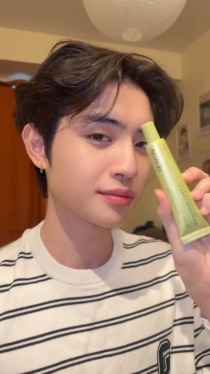 Dark elbows, but make it brighter ✨
Using the @arencia_ph Vitamin C Booster Shot Vitamin C helps brighten, protect & smooth uneven pigmentation.

#Brightendarkspots #hyperpigmentation #elbowcare #boostershot #VitaminC