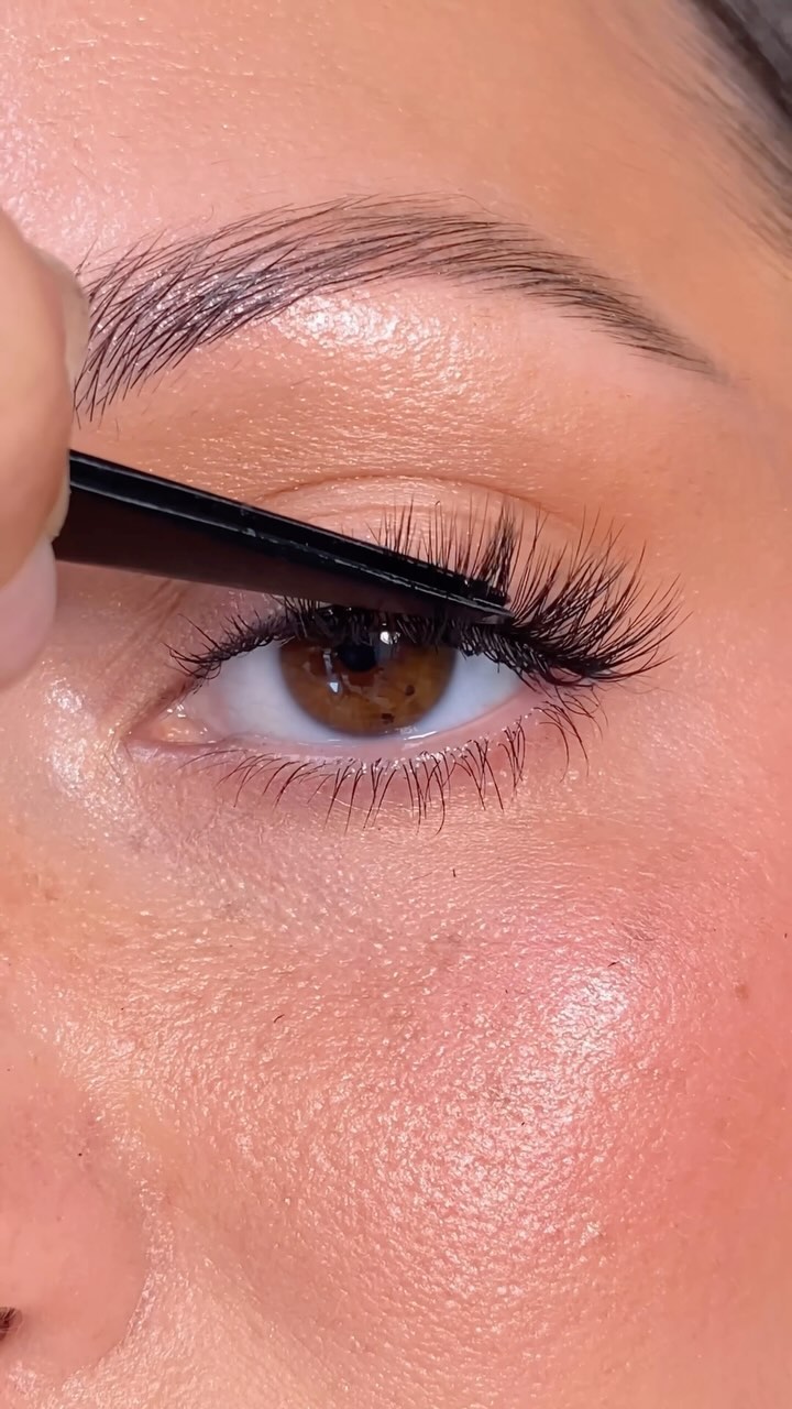 The quickest lash application 👏 Can be reused again and again with no glue needed. Self Adhesive Half Lashes are available in 3 styles on LillyLashes.com ✨

Styles featured:
🩷 WildChild 
🩷 StarCatcher
🩷 DayDreamer