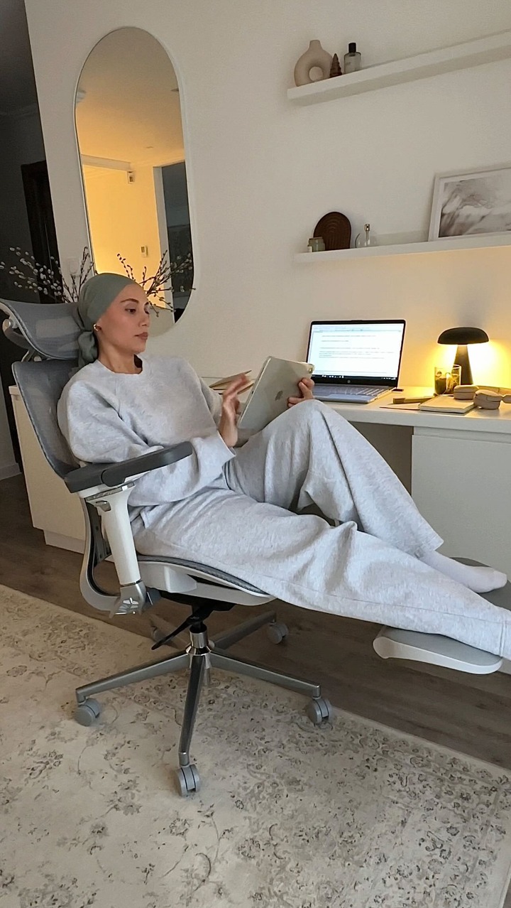 Chaise de Bureau ergonomique HBADA E3 @hbada_official !

Parfaite pour travailler de longues heures au bureau ou à la maison . 

Elle offre un soutien lombaire grâce à des ailes flottantes en 3 zones, un appui-tête 4D, des accoudoirs 6D et un repose-pieds intégré.

 Mon fils l’a prise direct pour son bureau vu qu’il fait des études dans l’informatique c’est idéal pour lui. 

👉 Lien du produit disponible dans ma bio !
🎁 Profitez d’une réduction supplémentaire avec mon code promo :
Code Amazon : E3WITHNORA
Code boutique officielle : DECOWI

Chaise de Bureau - Office - Télétravail - Bureau - Chaise - Fauteuil de bureau - Chaise ergonomique

#chaisedebureau #bureau #hbada #chaisebureau #officechair 

Collaboration avec la marque.