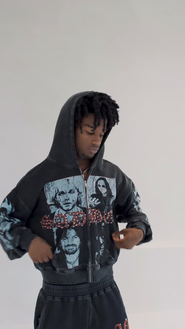 A closer look at our “Legends” sweatsuit … 

Let us know what you think ⬇️