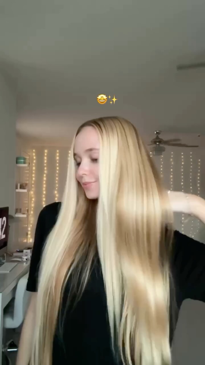 Some methods of lightening hair can be damaging, because they are too strong and work too quickly, over-oxidizing hair and leaving it brittle. Solar Hair Lightener lightens hair gently yet effectively, for highlights that are easier on your hair. Like the sun did it ✨