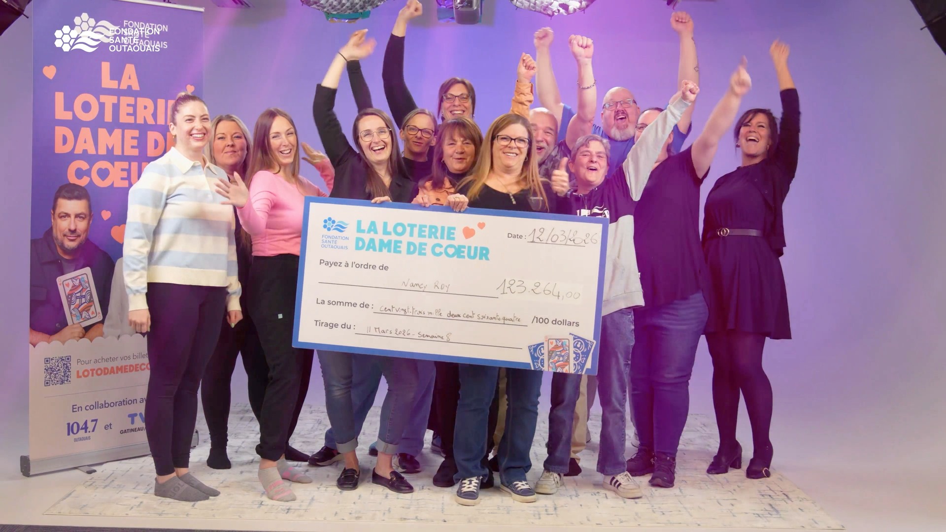 Félicitations à Mme Nancy Roy et son équipe, gagnants du prix hebdomadaire de 123 264 $ !
-Enveloppe choisie : #24
-Carte révélée : ♠ K
-Billet gagnant : 99173327310
Une belle victoire et un moment mémorable
La Dame de Cœur se rapproche…
Le jackpot progressif atteint maintenant 1,371,070 $
Le prochain tirage approche…
Et si c’était votre tour ?
🎟 Billets disponibles : lotodamedecoeur.ca