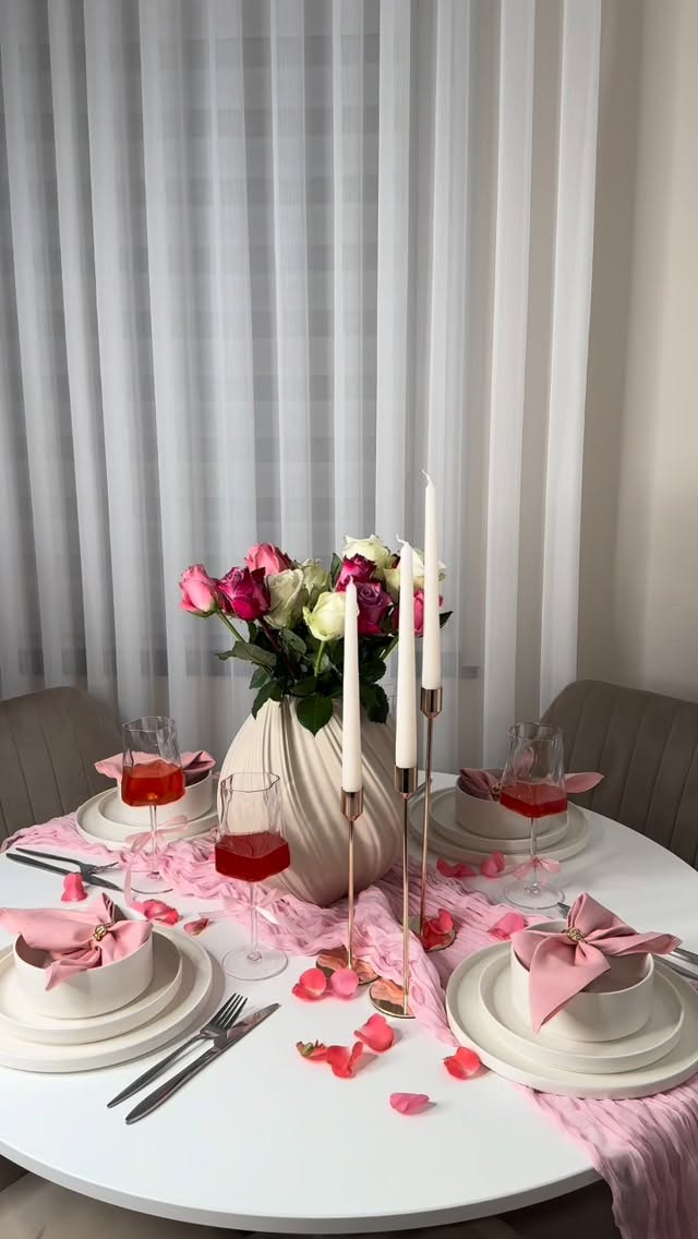 Dream table setting 🎀✨
Speichert es euch ab, für eure Galentine’s Night 💕 

 #7oclock #tablesettings #tablesetup #galentines #valentinesday