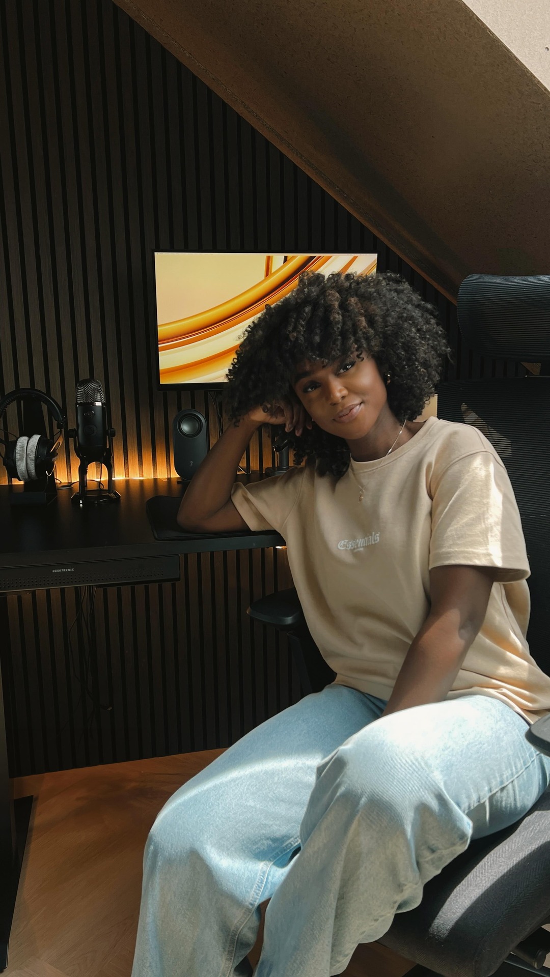 Het is eindelijk zover… mijn kantoor kreeg een upgrade✨

Thanks to @desktronic heb ik nu een elektrisch verstelbaar bureau én een super comfortabel bureaustoel die echt bij me passen.
Zitten of staan tijdens het werken, draadloos opladen, extra lade, vloervriendelijke wieltjes… alles klopt gewoon 🙌🏾

Ben jij ook toe aan een upgrade?
Gebruik dan de code ‘latifah’ voor €25 korting op je bestelling bij Desktronic!

Mijn kantoor is nog niet af natuurlijk so stay tuned 🥳

#advertentie #desktronic #kantoorupgrade #werkplek #interiorgoals #homeofficevibes #homeoffice #kortingscode #discountcode #interior #desk #bureaustoel #bureautafel #thuiswerken #thuiskantoor #interior #house