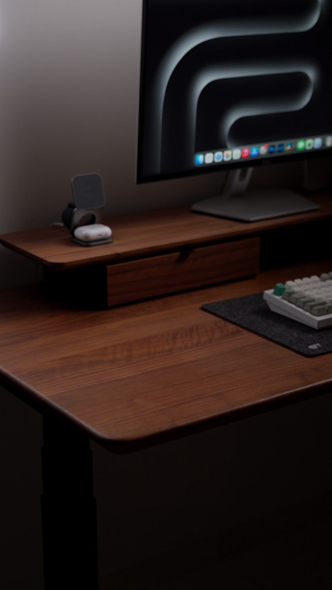 A smarter way to view, create and work.

Premium rotation, a secure detachable shell and an elegant dual screen setup. Designed to be the last case you’ll ever need.