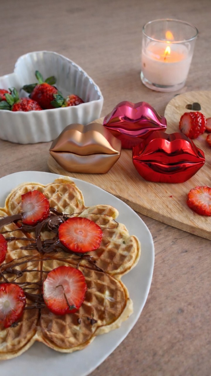 💘 Valentinstag steht vor der Tür… und ich sag euch: DER DUFT entscheidet 😌✨

Ich habe mir die Linie Smooch by So…? angeschaut und war direkt obsessed.
Hot Pink habe ich bei Rossmann im Store entdeckt – Nude (Gold) und Cupid (Rot) danach direkt online bestellt 💕

Fruchtig, soft oder sinnlich?
Jede Variante hat ihren eigenen Vibe – perfekt für Dates mit Herzklopfen 💋

Und ganz ehrlich…
Tagsüber gemeinsam Waffeln backen, lachen, Musik im Hintergrund –
und dabei diesen Duft tragen?
main character energy 🧇☀️🤍

Für mein Date habe ich mich für die warme Vanille-Richtung entschieden… und sagen wir einfach: er ist nicht mehr von meiner Seite gewichen 👀😏

Ihr bekommt die Düfte bei Rossmann im Store & online ✨
Jetzt seid ihr dran 👇

Team Hot Pink, Nude oder Cupid? 💌
Schreibt’s mir in die Kommentare & lasst gern eine Bewertung da!

#smoochbyso #sofragrance #rossmann #valentinstag