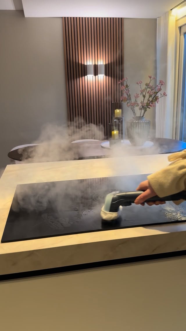 Met code JAMIE krijg je 10% korting op het hele @samakocleaning assortiment, of shop direct via de link in mijn bio 🫧 

Wij gebruiken al een tijdje de vlekkenreiniger PowerClean Pro en het is echt niet meer weg te denken uit ons huis. Met lichte meubels en 2 jonge kids is dit een lifesaver. Snel, makkelijk en met één apparaat is je hele huishouden weer fris ✨

Met de stoomfunctie verwijder je niet alleen vuil, maar dood je ook 99,9% van de bacteriën. Giftige schoonmaakmiddelen zijn overbodig.
De verschillende opzetstukken zijn handig in gebruik en eenvoudig schoon te houden.

#ad #samako #vlekkenreiniger #schoonmaken