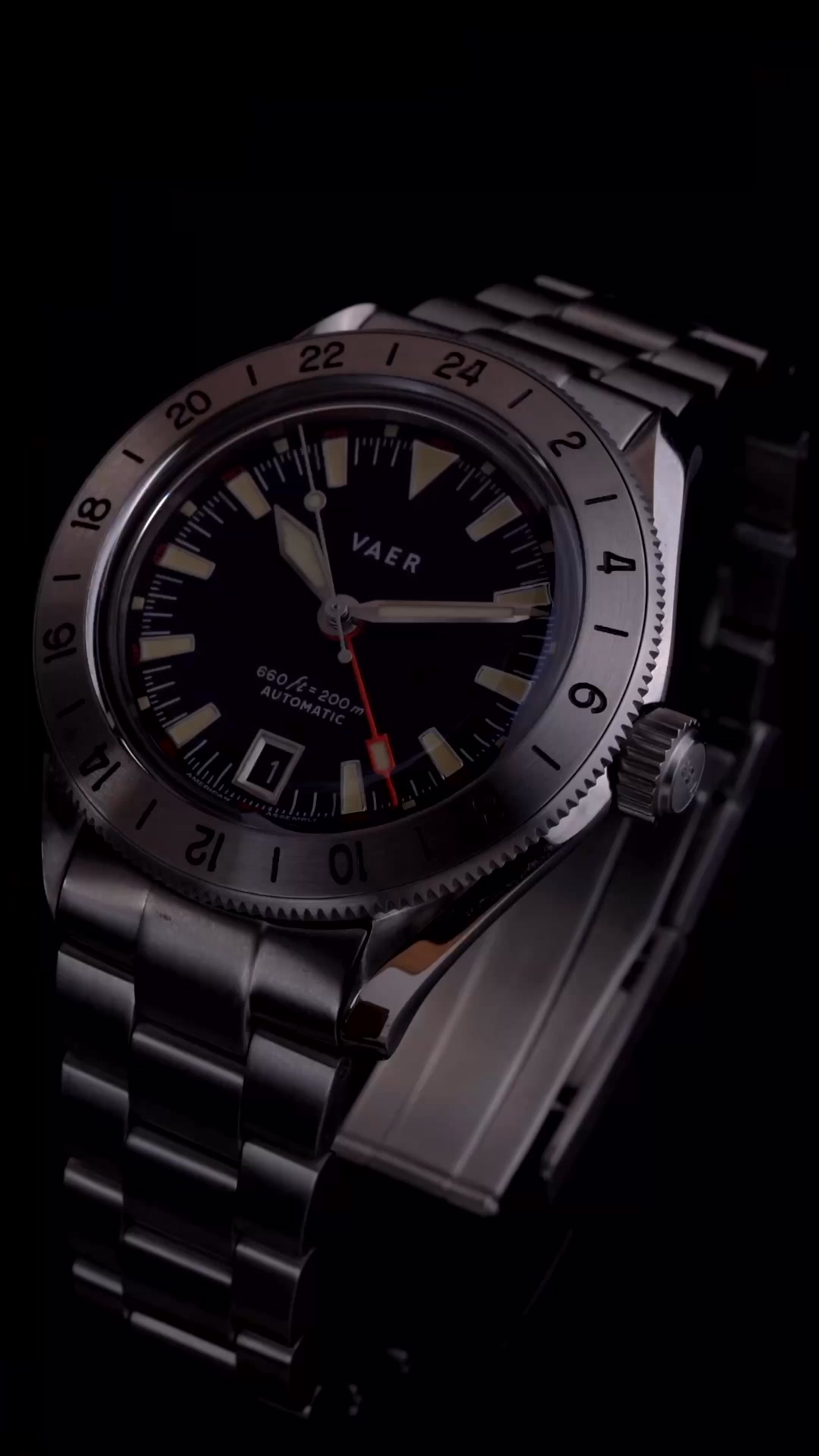 The G5 Pacific GMT is back — a 39 mm, USA‑assembled dual‑timezone powerhouse built for travel and adventure. With its Miyota 9075 true GMT automatic movement, 20ATM (200 m) water resistance, solid stainless‑steel 24‑hour GMT bezel, and Old Radium Super‑LumiNova markers inspired by vintage models, this is not just a watch — it’s your global worn companion. Choose your kit: two quick‑change straps or steel bracelet