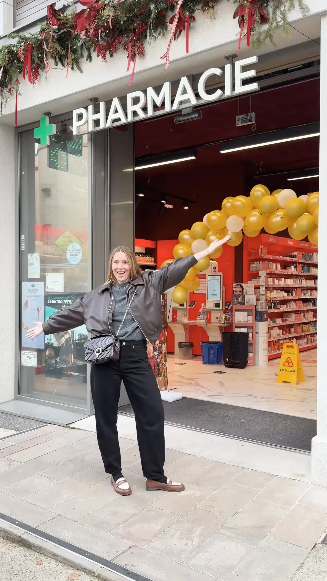 • NOUVEAU CONCEPT • 🌟
.
Nouveau concept en pharmacie : le meuble vrac 🌿

Avec marie.bgz, nous partons à la découverte de concept qui propose des soins, gels douche, crèmes… en vrac, comme dans les magasins bio.

> Plus écologique (moins de plastique)
> Plus économique (on ne paie que le produit)
> Et toujours la qualité pharmacie ✨

Dites-nous en commentaire si vous aimeriez voir ça dans votre pharmacie ?

Enregistrez ce réel si le vrac vous intéresse !
Et courez découvrir ce concept directement en pharmacie 💫

@grandepharmaciebayonne

À l’initiative de 8 laboratoires : @mustela.france @eauthermalejonzac_fr @laboratoire_svr @biodermafrance @saforelle @natessance_fr @laroseecosmetiques @uriagefrance