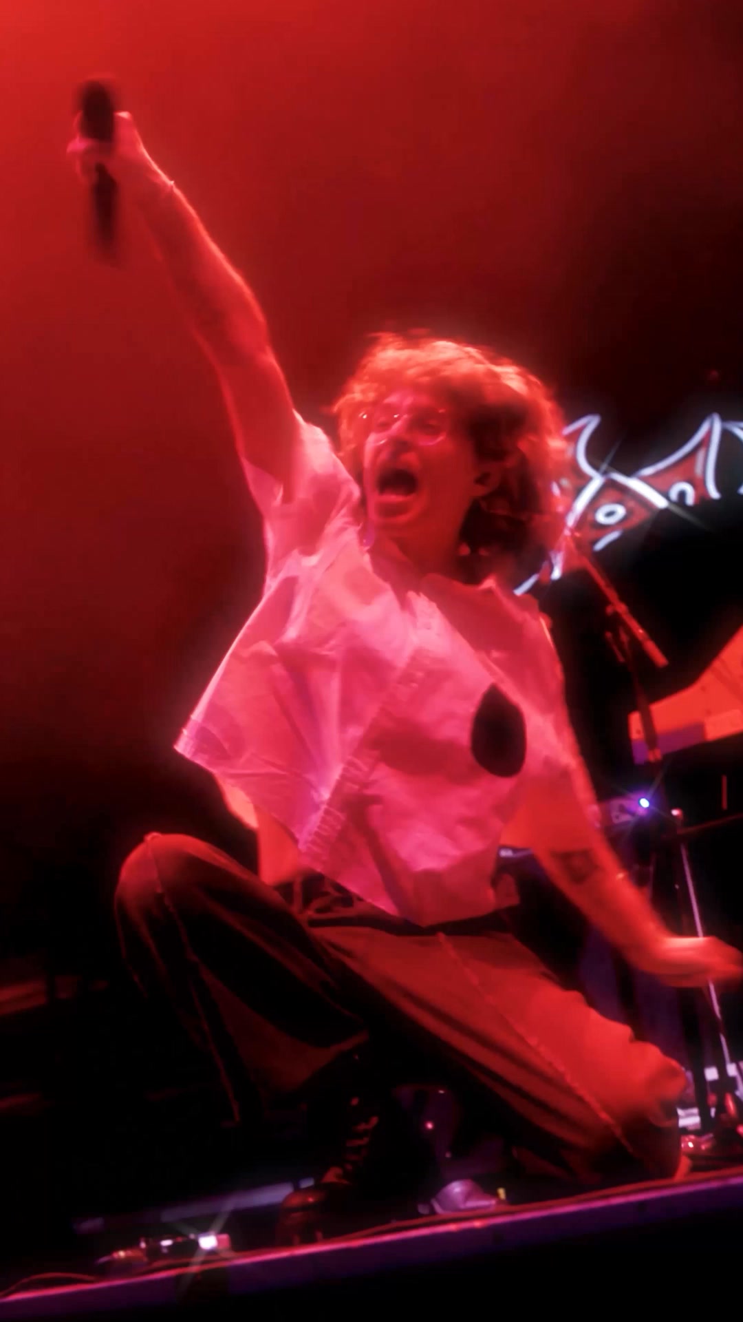 Netherlands!!
i’m coming to Tilburg on april 4 to play at 013 Poppodium 🫶
tickets are available now ✂️ 
🎫 013.nl/cavetown