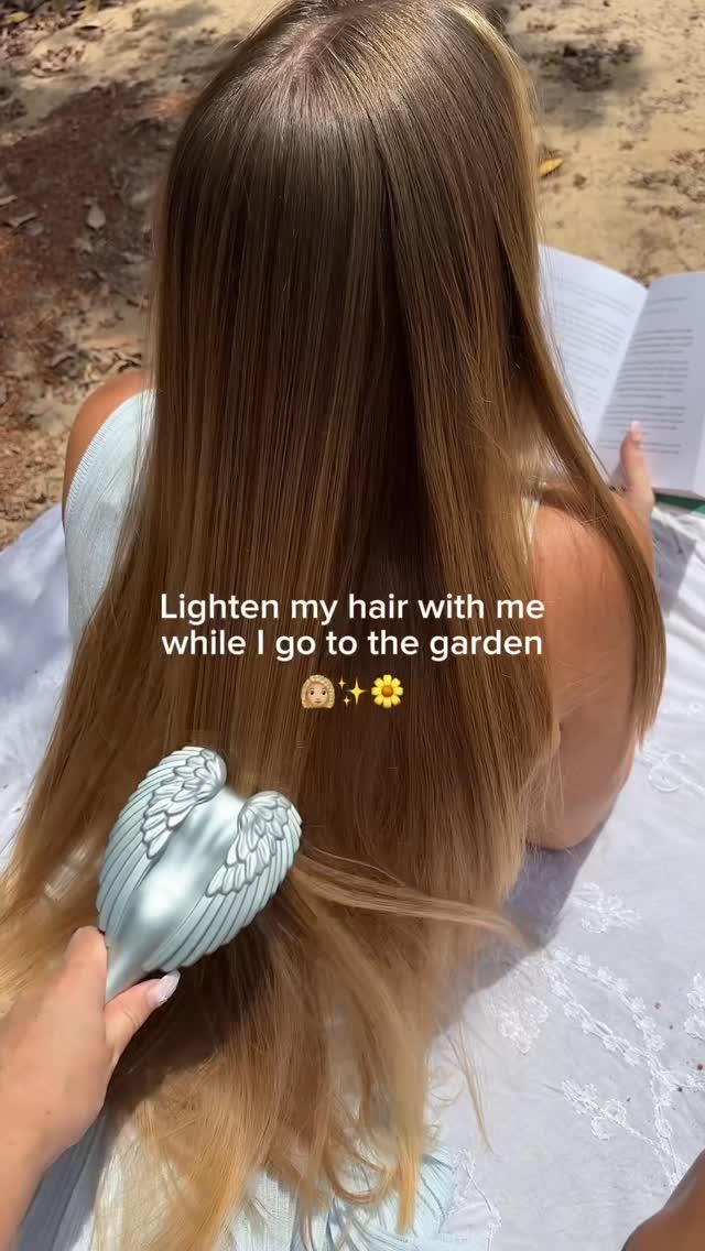 Reveal soft, sunkissed highlights with Solar Hair Lightener ✨ Rather than a fast, one-dimensional lift with bleach, it’s gentle yet effective to preserve softness and nuance, for shimmery highlights that look sunkissed and compliment your natural color.