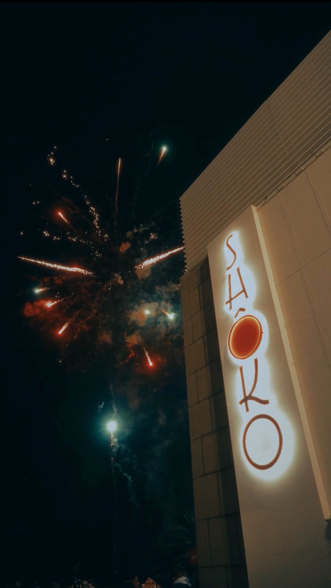 Hay una energía que solo ocurre aquí, justo donde termina la ciudad y empieza el mar. 

Es un ritual que se repite cada noche pero nunca es igual. El mejor ambiente, sonido indescriptible y esa vibración inconfundible que nos sitúa en el Top 7 MUNDIAL.

Lo que pasa dentro de Shôko no se explica, se siente. Deja de mirar desde fuera porque las noches se viven en Shôko.

You belong here. Welcome to Shôko Barcelona🖤