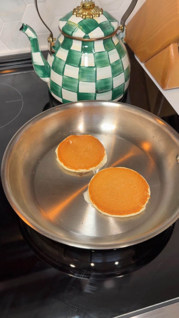 Did you know that you can make perfect pancakes on stainless steel?
Simply preheat the pan, do a very light spray of oil for the first pancake, and you are good to go. The pan will be non-stick and naturally release the pancakes when they are ready!
#StainlessSteel #StainlessSteelCookware
#360Cookware #Cooking