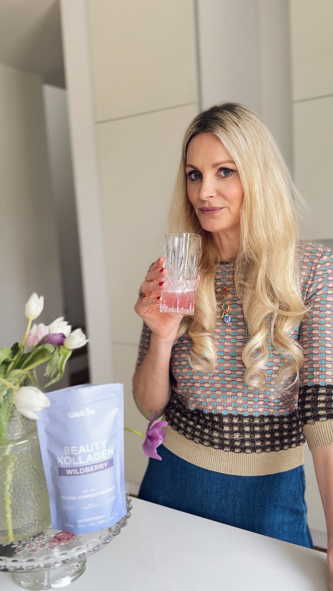 Werbung/ Vielleicht kennst du das auch: Ab einem bestimmten Alter beschäftigt man sich plötzlich mehr mit Hautpflege von innen 💜
Ich habe Kollagen lange unterschätzt, bis ich es wirklich ausprobiert habe. 💜💜💜

In den letzten Wochen habe ich das @wellbe.de Beauty Kollagen einfach in meine tägliche Routine integriert.

Was ich daran mag: 💜
• unkompliziert zuzubereiten
• angenehmer Waldbeerengeschmack
• Kombination aus Kollagen, Vitamin C, Biotin, Zink und Hyaluron

Gerade im Alltag liebe ich Dinge, die sich leicht integrieren lassen.

Habt ihr euch mit Kollagen schon einmal beschäftigt?

Was ich daran auch interessant finde:
Es enthält bioaktive PEPTAN Kollagenpeptide, das ist hydrolysiertes Kollagen,also schon in kleinere Peptide aufgespalten.
Achtest du auf Hautpflege von innen und hast du schon mal Kollagen ausprobiert? 

#hautpflege
#beautyroutine
#longevity 
#styleover50
#agelessbeauty