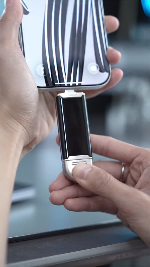 This flash drive is a BEAST! 🚀 Transfer huge videos in SECONDS and record 4K ProRes directly from your iPhone. The screen shows real-time speed - it’s a creator’s dream! #flashdrive #ssd #contentcreatortools #photographygear #techupgrade #usbdrive #smartstorage #workflow #datatransfer #techgadgets