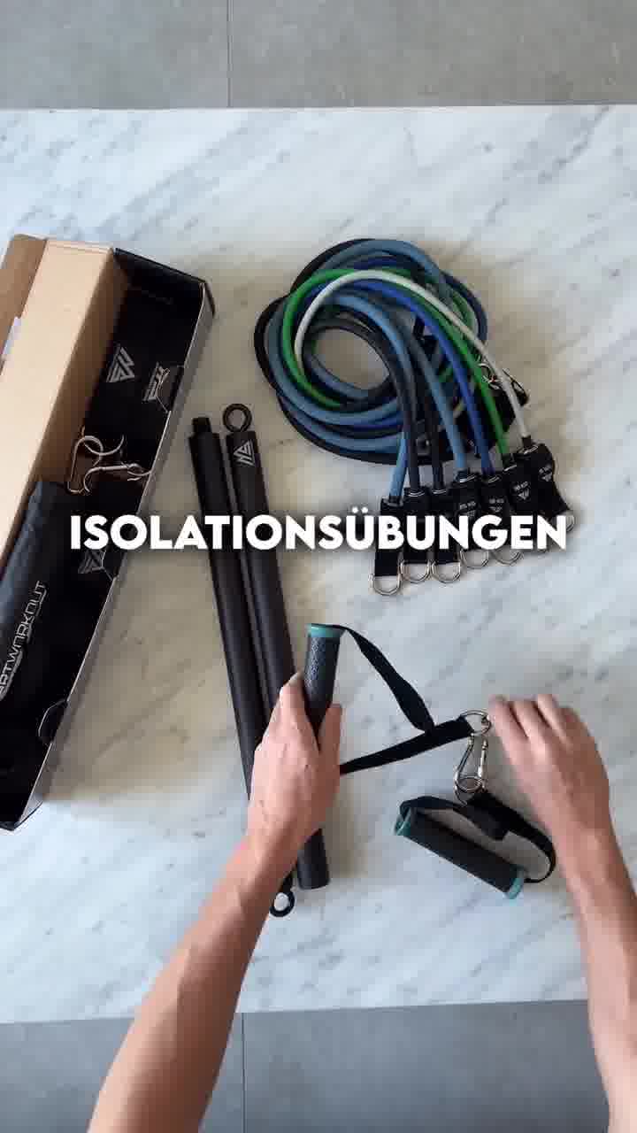 Ich habe das SmartWorkout-Paket für 94,9€ bestellt und das habe ich bekommen 👇• 1 Stahlstange, die bis zu 200 KG standhält.• 7 Bänder für 120 KG Widerstand (zusätzliche 165 KG).• 2 extrabreite Griffe, die 100 KG Widerstand aushalten können.• 2 extra bequeme Knöchelriemen, die 100 KG Widerstand bewältigen können.• 1 XL Türanker, der bis zu 120 KG Zugkraft standhält und entwickelt wurde, um Ihre Tür nicht zu beschädigen.• 3 Trainingsprogramme & 100 Übungen in der SMARTWORKOUT ENG App.