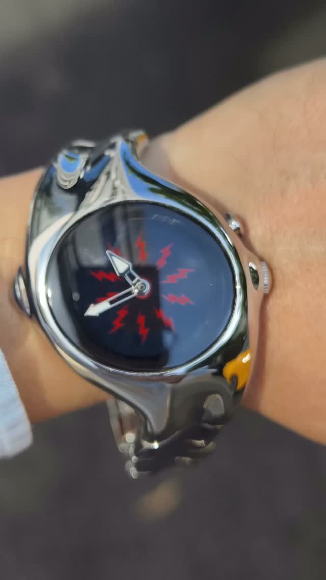 The GL570 warps time visually — bending shapes, color gradients, and motion arcs.
 It turns time into something playful and expressive again.
 More color. More movement. More you.
 #benlydesign #benlywatch #GL570 #Y2K #visualdesign #streetwear #vintagestyle